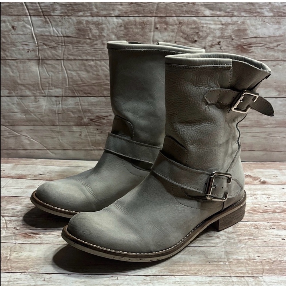 Vera Wang Chic Soft Gray Leather Moto
Boots with Buckle Size 38